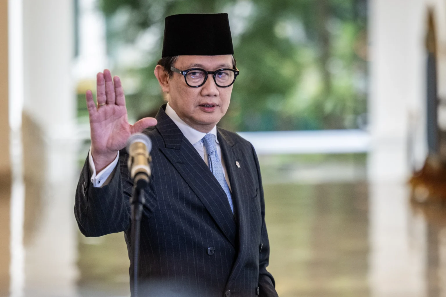 Wakil Menteri Luar Negeri Arif Havas Oegroseno memberikan pernyataan usai penyerahan surat kepercayaan dari Duta Besar Luar Biasa dan Berkuasa Penuh (Dubes LBBP) kepada Presiden Prabowo Subianto di Istana Merdeka, Jakarta