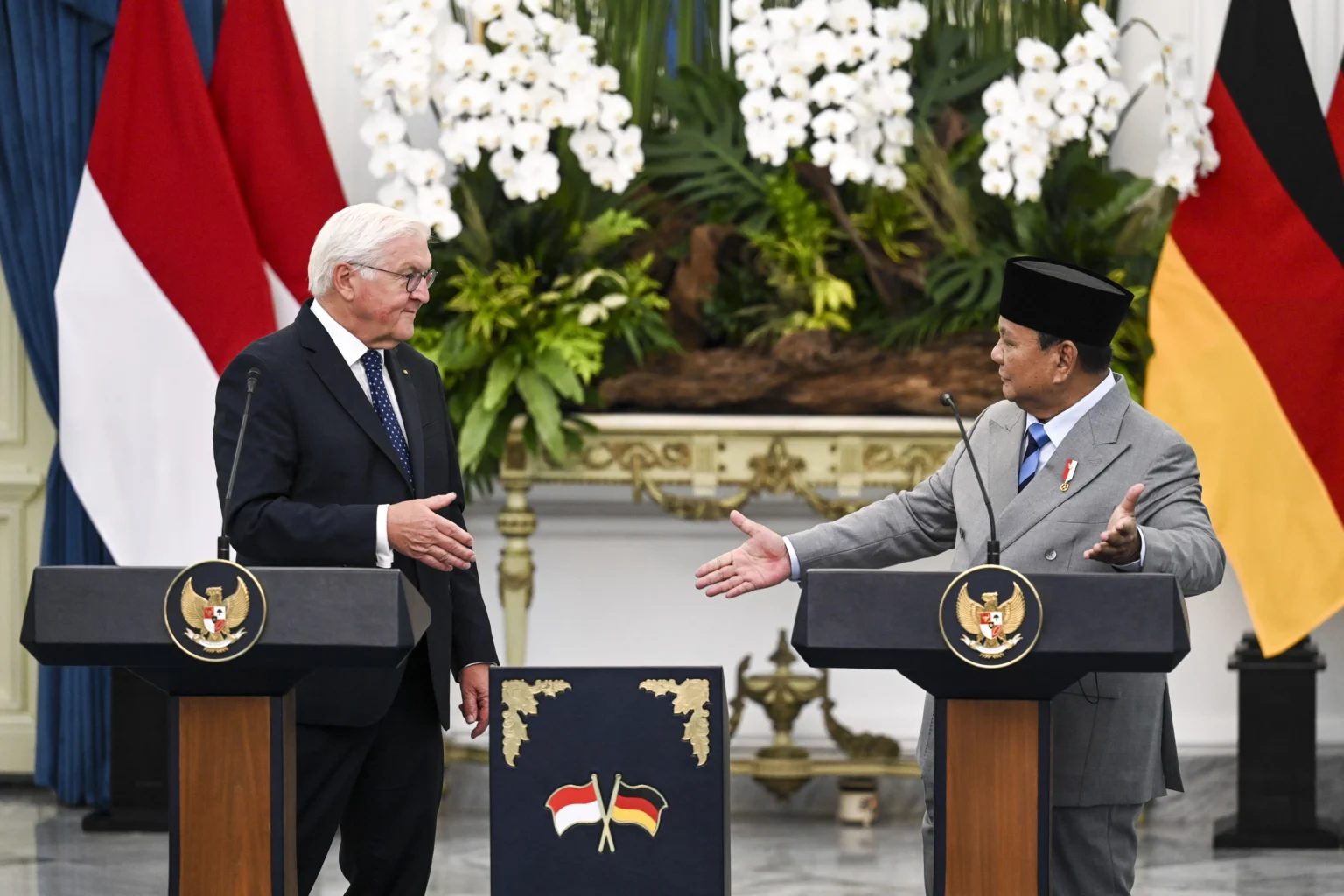 Presiden Prabowo Subianto (kanan) berjabat tangan dengan Presiden Republik Federal Jerman Frank-Walter Steinmeier (kiri) usai menyampaikan keterangan pers saat kunjungan kenegaraan di Istana Merdeka, Jakarta, Senin (15/6/2026). (Sumber: Antara Foto/Galih Pradipta/nym)