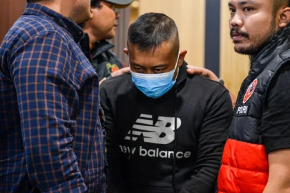 Petugas menggiring tersangka kasus dugaan penyekapan dan penganiayaan berat Taufik Hidayat (tengah) setibanya di Polda Jabar, Bandung, Jawa Barat, Selasa (23/6/2026).