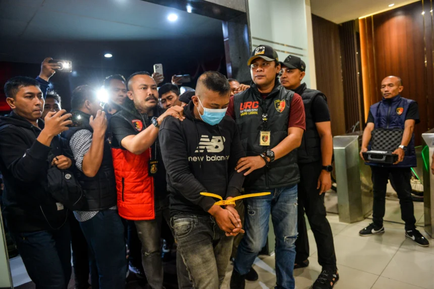 Petugas menggiring tersangka kasus dugaan penyekapan dan penganiayaan berat Taufik Hidayat (tengah) setibanya di Polda Jabar, Bandung, Jawa Barat