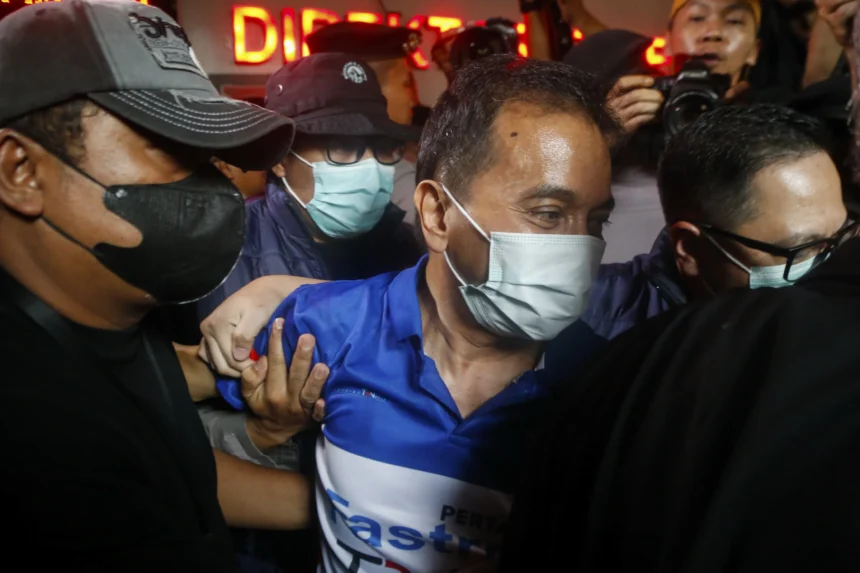 Polda Metro Jaya menahan Roy Suryo sebagai tersangka kasus dugaan fitnah dan pencemaran nama baik terkait keaslian ijazah Presiden ke-7 RI Joko Widodo. (Sumber: Antara Foto/Bintang Pamungkas)