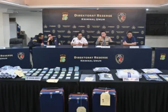 Kabid Humas Polda Metro Jaya Kombes Pol Budi Hermanto (kedua kanan) dan Dirreskrimum Polda Metro Jaya Kombes Pol Iman Imanuddin (ketiga kiri) menyampaikan rilis pengungkapan kasus penipuan perjalanan umrah di Polda Metro Jaya, Jakarta, Selasa (2/6/2026).