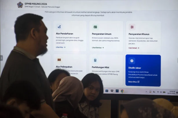 Orang tua siswa berdiri di depan layar informasi Sistem Penerimaan Murid Baru (SPMB) Sekolah Manusia Unggul (Maung) di SMKN 1 Cimahi, Jawa Barat, Selasa (26/5/2026).