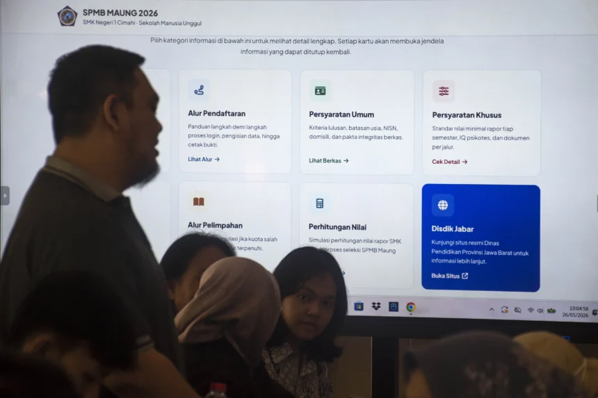 Orang tua siswa berdiri di depan layar informasi Sistem Penerimaan Murid Baru (SPMB) Sekolah Manusia Unggul (Maung) di SMKN 1 Cimahi, Jawa Barat, Selasa (26/5/2026).