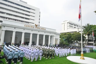 Presiden Prabowo Subianto (tengah, atas) beserta sejumlah prajurit TNI/Polri dan warga sipil mengikuti upacara peringatan Hari Lahir Pancasila di Lapangan Gedung Pancasila, kompleks Kementerian Luar Negeri, Jakarta, Senin (1/6/2026).