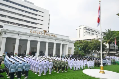 Presiden Prabowo Subianto (tengah, atas) beserta sejumlah prajurit TNI/Polri dan warga sipil mengikuti upacara peringatan Hari Lahir Pancasila di Lapangan Gedung Pancasila, kompleks Kementerian Luar Negeri, Jakarta, Senin (1/6/2026).