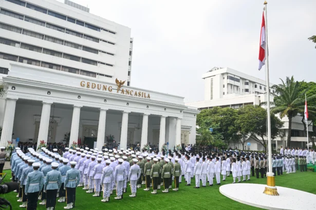 Presiden Prabowo Subianto (tengah, atas) beserta sejumlah prajurit TNI/Polri dan warga sipil mengikuti upacara peringatan Hari Lahir Pancasila di Lapangan Gedung Pancasila, kompleks Kementerian Luar Negeri, Jakarta, Senin (1/6/2026).
