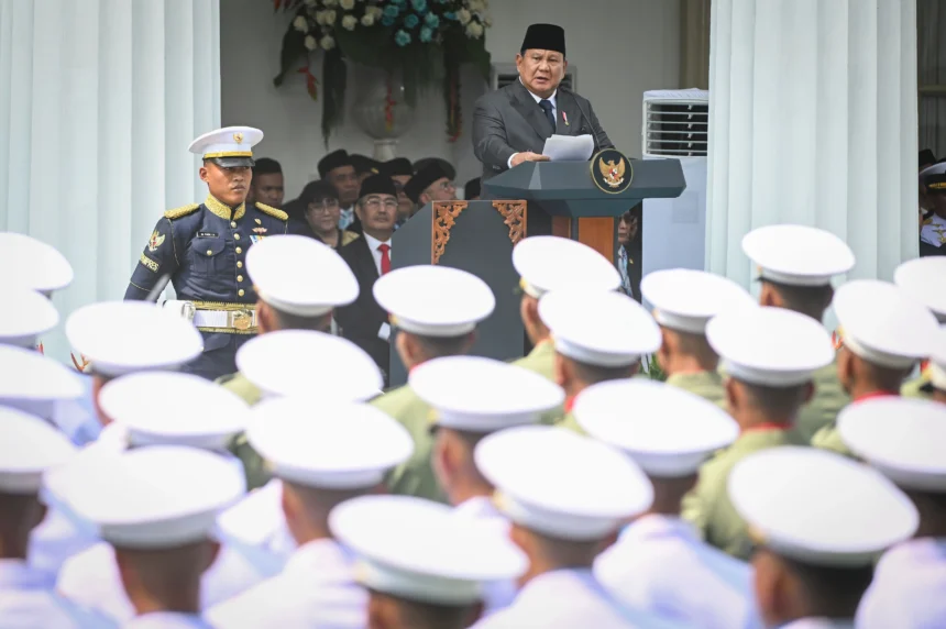 Presiden Prabowo Subianto (atas) menyampaikan pidatonya saat upacara peringatan Hari Lahir Pancasila di Lapangan Gedung Pancasila, kompleks Kementerian Luar Negeri, Jakarta, Senin (1/6/2026).