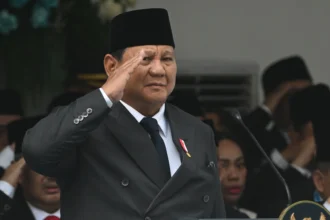 Presiden Prabowo Subianto melakukan penghormatan saat upacara peringatan Hari Lahir Pancasila di Lapangan Gedung Pancasila, kompleks Kementerian Luar Negeri, Jakarta, Senin (1/6/2026).