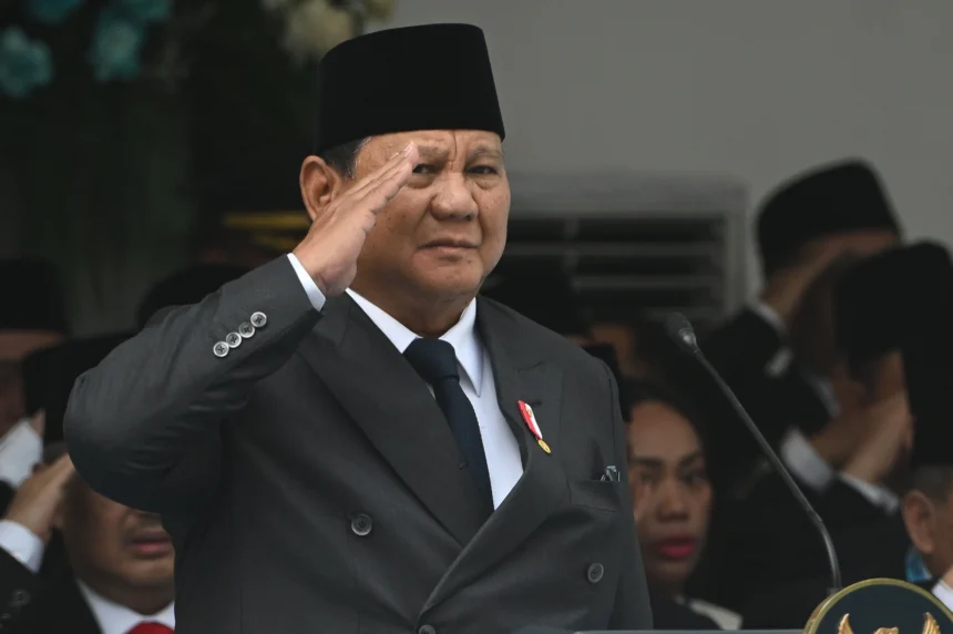 Presiden Prabowo Subianto melakukan penghormatan saat upacara peringatan Hari Lahir Pancasila di Lapangan Gedung Pancasila, kompleks Kementerian Luar Negeri, Jakarta, Senin (1/6/2026).