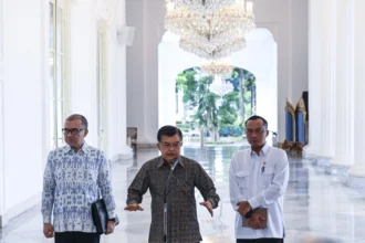 Mensesneg Prasetyo Hadi (kanan) mendampingi Wapres ke-10 dan ke-12 Jusuf Kalla (tengah) dan CEO Kalla Grup Solihin Kalla (kiri) memberikan keterangan pers usai melakukan pertemuaan dengan Presiden Prabowo di Istana Merdeka, Jakarta, Kamis (11/6/2026).