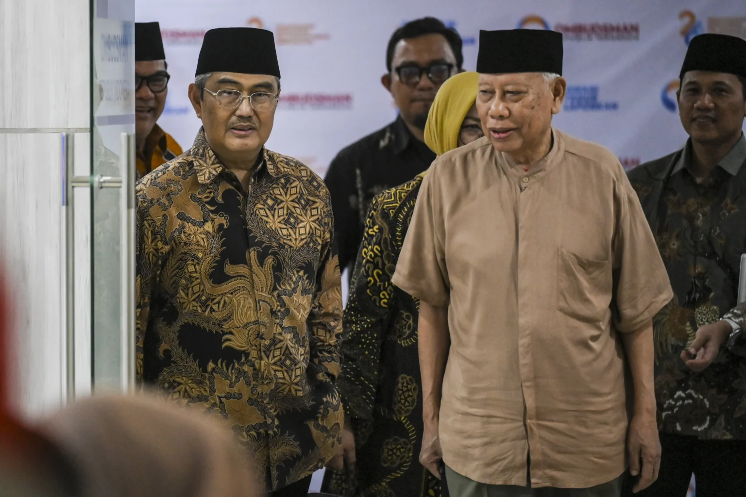Ketua Majelis Etik Ombudsman RI Jimly Asshiddiqie (kiri) bersama anggota majelis etik Bagir Manan (kanan) bersiap memberikan keterangan pers di Jakarta, Jumat (29/5/2026).
