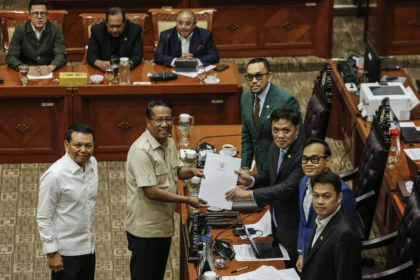Menteri Hukum Supratman Andi Agtas (kedua kiri) bersama Wakil Menteri Sekretaris Negara Bambang Eko Suhariyanto (kiri) menyerahkan pandangan presiden kepada Ketua Komisi III DPR Habiburokhman (ketiga kanan), Wakil Ketua Komisi III DPR Dede Indra (kanan), Rano Alfath (kedua kanan) dan Ahmad Sahroni (ketiga kiri) saat rapat kerja di Kompleks Parlemen, Senayan, Jakarta, Senin (25/5/2026).