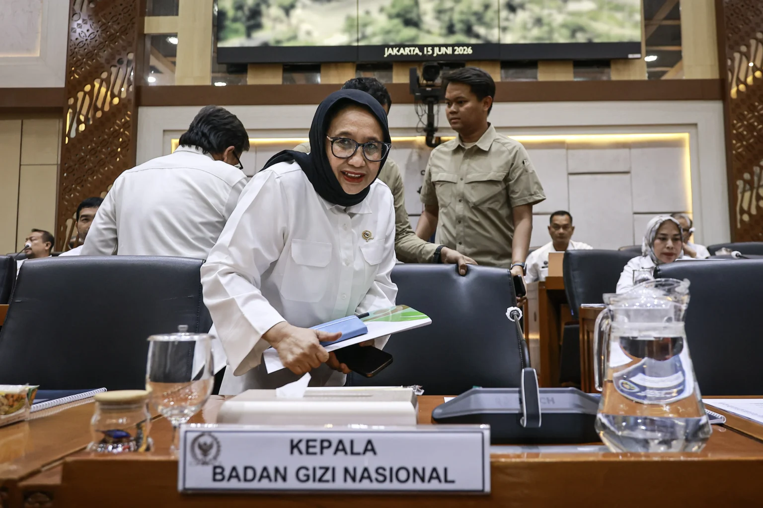 Kepala Badan Gizi Nasional (BGN) Nanik Sudaryati Deyang bersiap mengikuti rapat kerja dengan Komisi IX DPR di Kompleks Parlemen, Senayan, Jakarta, Senin (15/6/2026).