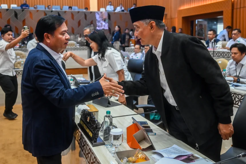 Menteri Pekerjaan Umum (PU) Dody Hanggodo (kanan) berjabat tangan dengan Ketua Komisi V DPR Lasarus (kiri) sebelum mengikuti rapat kerja dengan Komisi V DPR di Kompleks Parlemen, Senayan, Jakarta, Selasa (2/6/2026).