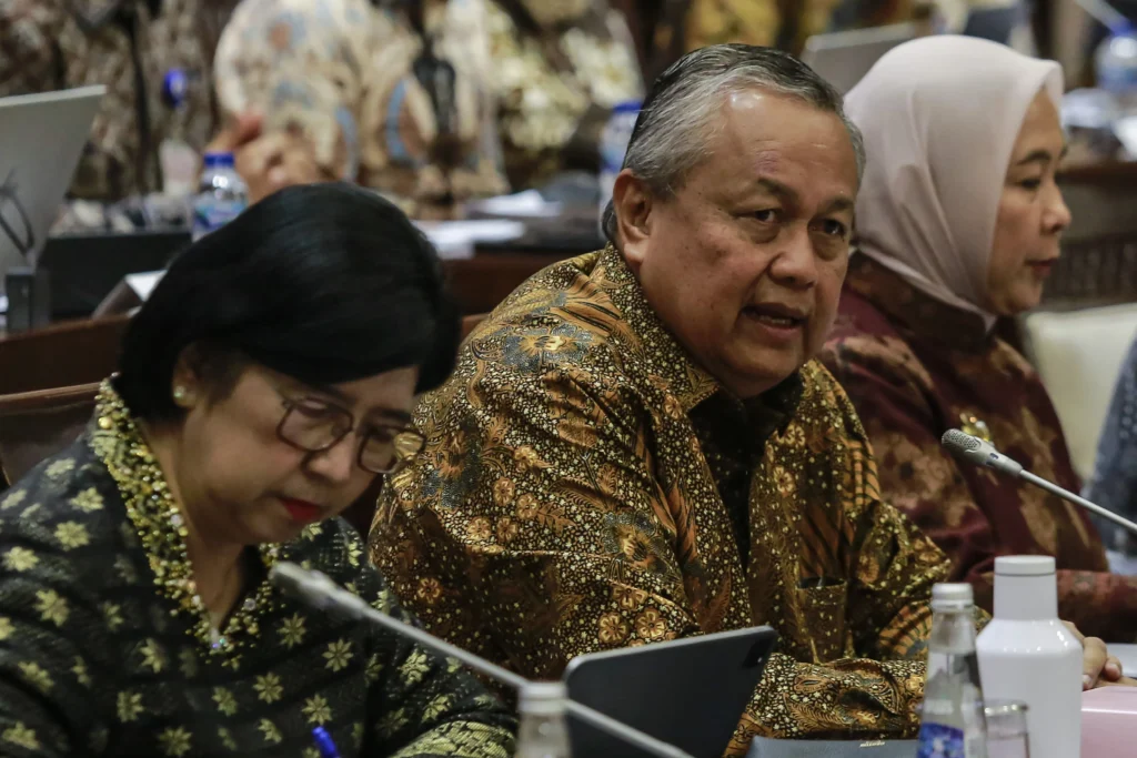 Gubernur Bank Indonesia Perry Warjiyo (tengah) bersama Deputi Gubernur Senior Bank Indonesia Destry Damayanti (kiri), dan Deputi Gubernur Bank Indonesia Aida Budiman (kanan) mengikuti rapat kerja dengan Komisi XI DPR di Kompleks Parlemen, Senayan, Jakarta, Senin (18/5/2026).