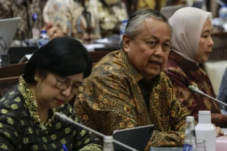Gubernur Bank Indonesia Perry Warjiyo (tengah) bersama Deputi Gubernur Senior Bank Indonesia Destry Damayanti (kiri), dan Deputi Gubernur Bank Indonesia Aida Budiman (kanan) mengikuti rapat kerja dengan Komisi XI DPR di Kompleks Parlemen, Senayan, Jakarta, Senin (18/5/2026).
