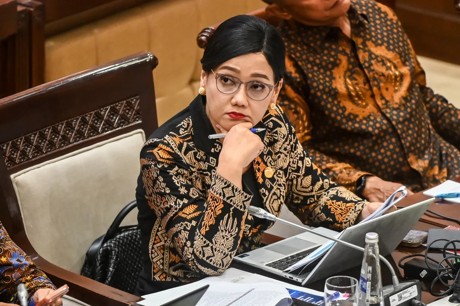Ketua Dewan Komisioner OJK Friderica Widyasari mendengarkan pandangan fraksi saat mengikuti rapat kerja dengan Komisi XI DPR di Kompleks Parlemen, Senayan, Jakarta, Kamis (21/5/2026).