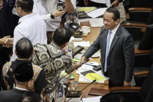Menteri ESDM Bahlil Lahadalia (kanan) berjabat tangan dengan anggota Komisi XII DPR usai rapat kerja di Kompleks Parlemen, Senayan, Jakarta, Senin (15/6/2026).