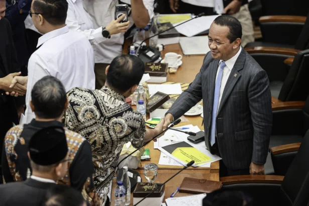 Menteri ESDM Bahlil Lahadalia (kanan) berjabat tangan dengan anggota Komisi XII DPR usai rapat kerja di Kompleks Parlemen, Senayan, Jakarta, Senin (15/6/2026).