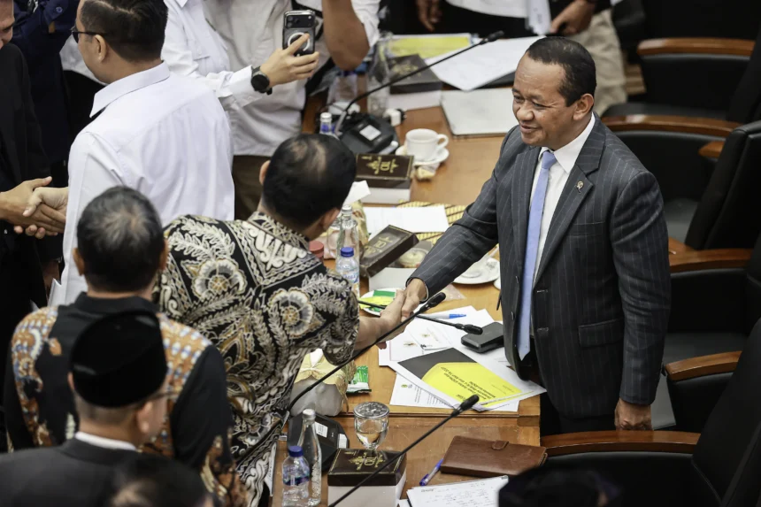 Menteri ESDM Bahlil Lahadalia (kanan) berjabat tangan dengan anggota Komisi XII DPR usai rapat kerja di Kompleks Parlemen, Senayan, Jakarta, Senin (15/6/2026).