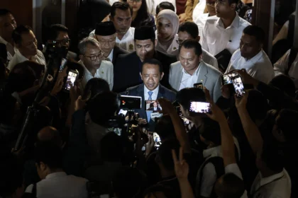 Menteri ESDM Bahlil Lahadalia (tengah) menjawab pertanyaan awak media usai mengikuti rapat kerja dengan Komisi XII DPR di Kompleks Parlemen, Senayan, Jakarta, Senin (15/6/2026).