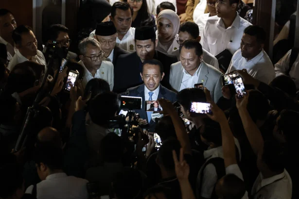 Menteri ESDM Bahlil Lahadalia (tengah) menjawab pertanyaan awak media usai mengikuti rapat kerja dengan Komisi XII DPR di Kompleks Parlemen, Senayan, Jakarta, Senin (15/6/2026).