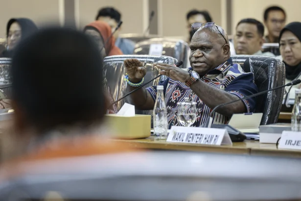 Menteri Hak Asasi Manusia (HAM) Natalius Pigai menyampaikan paparan pada rapat kerja dengan Komisi XIII DPR di Kompleks Parlemen, Senayan, Jakarta, Rabu (10/6/2026).