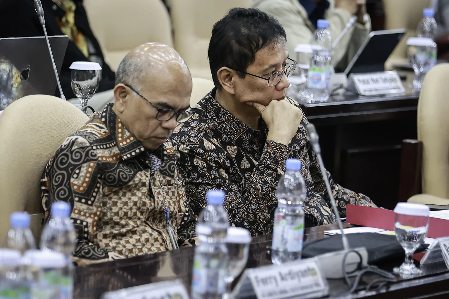 Menteri Keuangan Purbaya Yudhi Sadewa (kanan) bersama Sekretaris Jenderal Kemenkeu Robert Leonard Marbun (kiri) mengikuti rapat kerja dengan Komite IV DPD di Kompleks Parlemen, Senayan, Jakarta, Senin (22/6/2026).