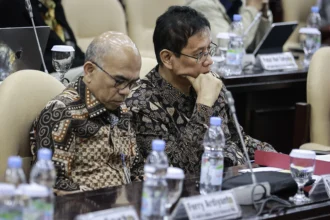 Menteri Keuangan Purbaya Yudhi Sadewa (kanan) bersama Sekretaris Jenderal Kemenkeu Robert Leonard Marbun (kiri) mengikuti rapat kerja dengan Komite IV DPD di Kompleks Parlemen, Senayan, Jakarta, Senin (22/6/2026).