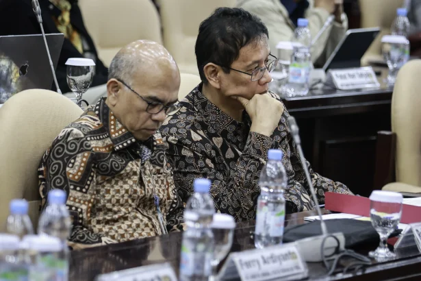Menteri Keuangan Purbaya Yudhi Sadewa (kanan) bersama Sekretaris Jenderal Kemenkeu Robert Leonard Marbun (kiri) mengikuti rapat kerja dengan Komite IV DPD di Kompleks Parlemen, Senayan, Jakarta, Senin (22/6/2026).
