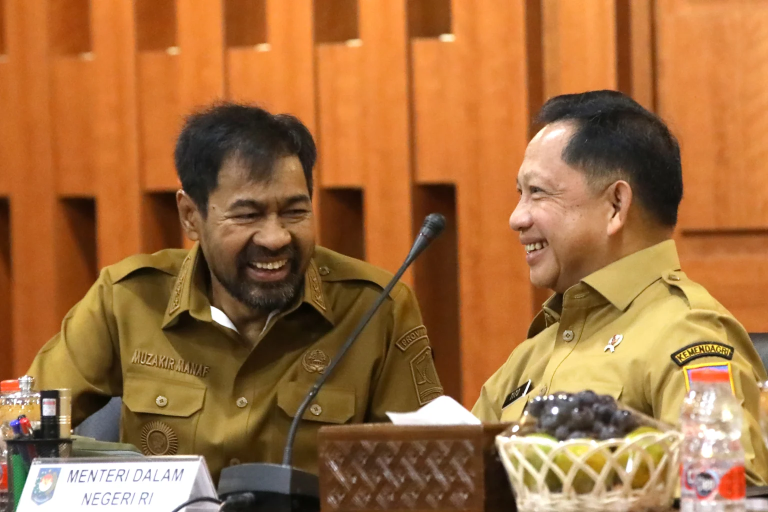 Menteri Dalam Negeri (Mendagri) yang juga Ketua Satgas Percepatan Rehabilitasi dan Rekonstruksi (PRR) pascabencana wilayah Sumatera Tito Karnavian (kanan) berbincang dengan Gubernur Aceh Muzakir Manaf (kiri) sebelum rapat koordinasi dan evaluasi capaian penanganan serta percepatan pemulihan pascabencana hidrometeorologi di Banda Aceh, Aceh, Selasa (9/6/2026).