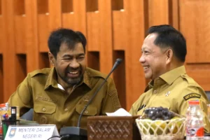 Menteri Dalam Negeri (Mendagri) yang juga Ketua Satgas Percepatan Rehabilitasi dan Rekonstruksi (PRR) pascabencana wilayah Sumatera Tito Karnavian (kanan) berbincang dengan Gubernur Aceh Muzakir Manaf (kiri) sebelum rapat koordinasi dan evaluasi capaian penanganan serta percepatan pemulihan pascabencana hidrometeorologi di Banda Aceh, Aceh, Selasa (9/6/2026).