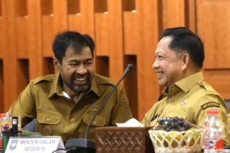 Menteri Dalam Negeri (Mendagri) yang juga Ketua Satgas Percepatan Rehabilitasi dan Rekonstruksi (PRR) pascabencana wilayah Sumatera Tito Karnavian (kanan) berbincang dengan Gubernur Aceh Muzakir Manaf (kiri) sebelum rapat koordinasi dan evaluasi capaian penanganan serta percepatan pemulihan pascabencana hidrometeorologi di Banda Aceh, Aceh, Selasa (9/6/2026).