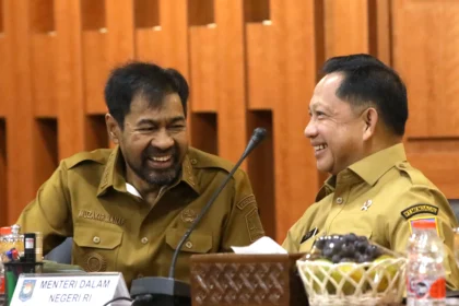 Menteri Dalam Negeri (Mendagri) yang juga Ketua Satgas Percepatan Rehabilitasi dan Rekonstruksi (PRR) pascabencana wilayah Sumatera Tito Karnavian (kanan) berbincang dengan Gubernur Aceh Muzakir Manaf (kiri) sebelum rapat koordinasi dan evaluasi capaian penanganan serta percepatan pemulihan pascabencana hidrometeorologi di Banda Aceh, Aceh, Selasa (9/6/2026).