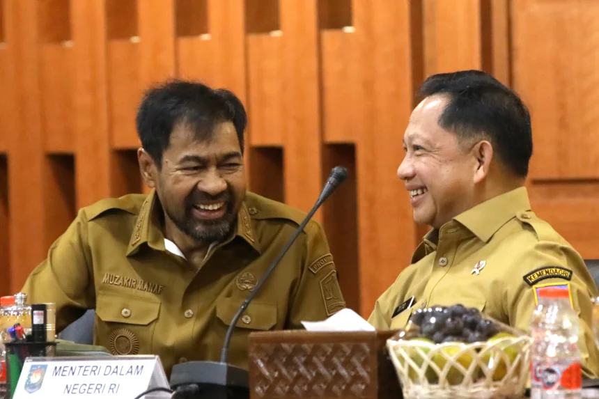 Menteri Dalam Negeri (Mendagri) yang juga Ketua Satgas Percepatan Rehabilitasi dan Rekonstruksi (PRR) pascabencana wilayah Sumatera Tito Karnavian (kanan) berbincang dengan Gubernur Aceh Muzakir Manaf (kiri) sebelum rapat koordinasi dan evaluasi capaian penanganan serta percepatan pemulihan pascabencana hidrometeorologi di Banda Aceh, Aceh, Selasa (9/6/2026).