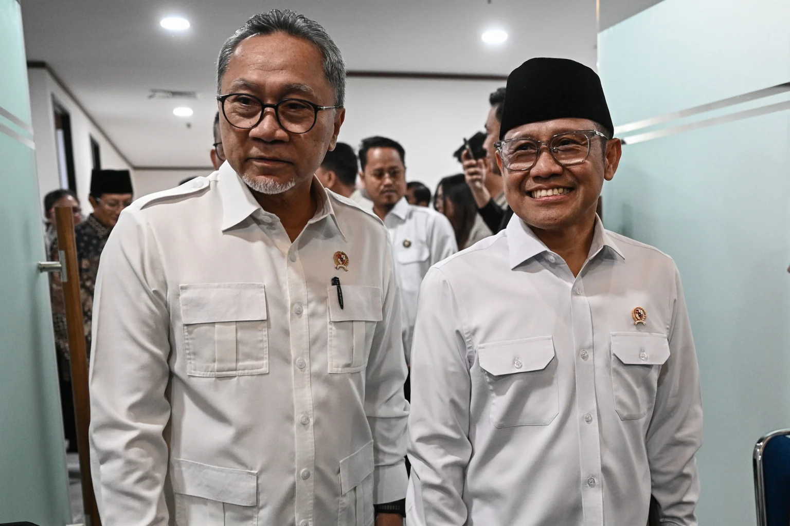 Menteri Koordinator Bidang Pangan Zulkifli Hasan (kiri) bersama Menteri Koordinator Bidang Pemberdayaan Masyarakat Muhaimin Iskandar (kanan) tiba untuk mengikuti rapat koordinasi peningkatan kualitas program Makan Begizi Gratis (MBG) dan dan Satuan Pelayanan Pemenuhan Gizi (SPPG) terpencil di Kantor Kemenko Bidang Pangan, Jakarta, Kamis (11/6/2026).