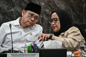 Menteri Koordinator Bidang Pemberdayaan Masyarakat Muhaimin Iskandar (kiri) berbincang dengan Kepala Badan Gizi Nasional (BGN) Nanik S Deyang (kanan) saat mengikuti rapat koordinasi peningkatan kualitas program Makan Begizi Gratis (MBG) dan dan Satuan Pelayanan Pemenuhan Gizi (SPPG) terpencil di Kantor Kemenko Bidang Pangan, Jakarta, Kamis (11/6/2026).