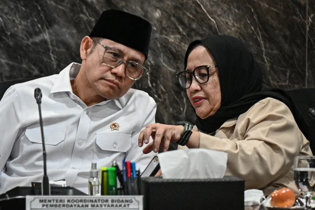 Menteri Koordinator Bidang Pemberdayaan Masyarakat Muhaimin Iskandar (kiri) berbincang dengan Kepala Badan Gizi Nasional (BGN) Nanik S Deyang (kanan) saat mengikuti rapat koordinasi peningkatan kualitas program Makan Begizi Gratis (MBG) dan dan Satuan Pelayanan Pemenuhan Gizi (SPPG) terpencil di Kantor Kemenko Bidang Pangan, Jakarta, Kamis (11/6/2026).