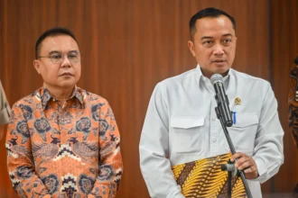 Mensesneg Prasetyo Hadi (kanan) bersama Wakil Ketua DPR RI Sufmi Dasco Ahmad (kiri) memberikan keterangan pers usai rapat koordinasi (rakor) terkait kebijakan baru tata kelola ekspor sumber daya alam (SDA) di Kompleks Parlemen, Senayan, Jakarta