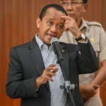Menteri ESDM Bahlil Lahadalia memberikan keterangan pers usai rapat koordinasi (rakor) terkait kebijakan baru tata kelola ekspor sumber daya alam (SDA) di Kompleks Parlemen, Senayan, Jakarta