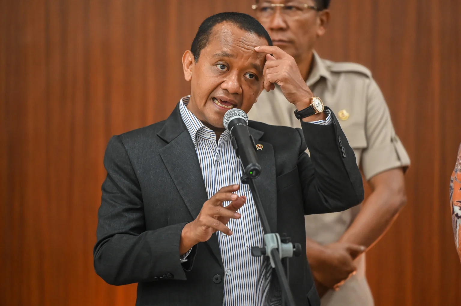 Menteri ESDM Bahlil Lahadalia memberikan keterangan pers usai rapat koordinasi (rakor) terkait kebijakan baru tata kelola ekspor sumber daya alam (SDA) di Kompleks Parlemen, Senayan, Jakarta