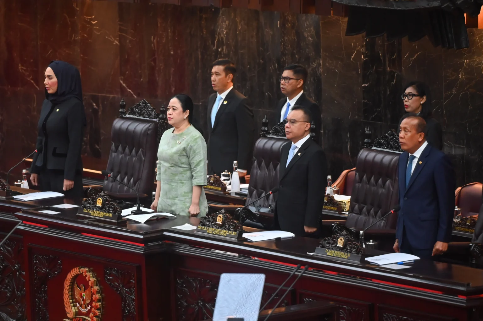 Ketua DPR Puan Maharani (kedua kiri) didampingi Wakil Ketua DPR Sufmi Dasco Ahmad (kedua kanan), Saan Mustopa (kanan), dan Sari Yuliati (kiri) berdiri saat lagu kebangsaan Indonesia Raya berkumandang dalam Rapat Paripurna ke-19 DPR RI Masa Persidangan V Tahun Sidang 2025-2026 di kompleks Parlemen, Jakarta, Rabu (20/5/2026).