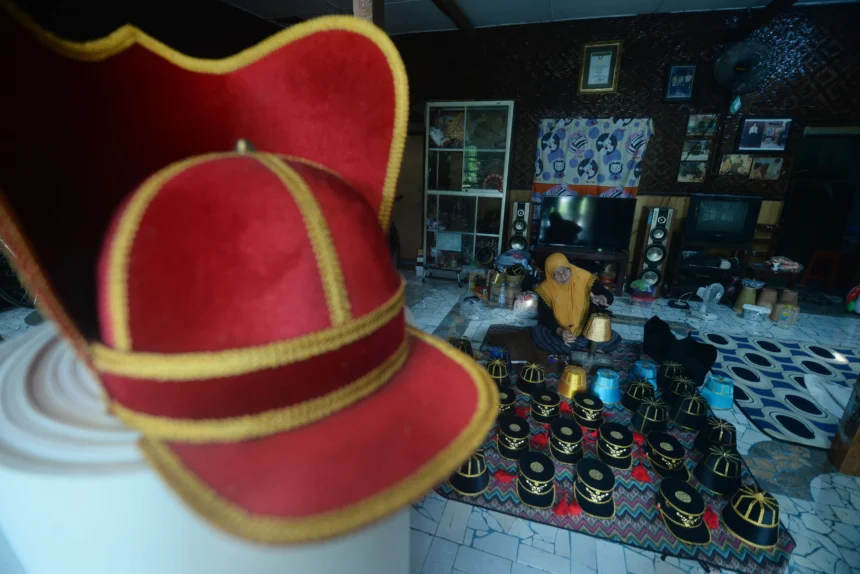Perajin membuat kerajinan topi kuluk manten di Sambon, Banyudono, Boyolali, Jawa Tengah, Selasa (19/5/2026). Kementerian Usaha Mikro, Kecil, dan Menengah (UMKM) mencatat realisasi penyaluran Kredit Usaha Rakyat (KUR) hingga 17 Mei 2026 mencapai Rp105,8 triliun atau 35,8 persen dari target tahun ini yang disalurkan kepada 1,69 juta debitur. (ANTARA FOTO/Aloysius Jarot Nugroho)