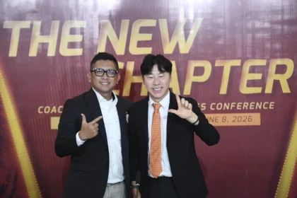 Presiden Persija Jakarta Mohamad Prapanca (kiri) bersama pelatih asal Korea Selatan, Shin Tae-Yong (kanan) berpose seusai perkenalan pelatih baru Persija Jakarta di Jakarta International Stadium (JIS), Jakarta