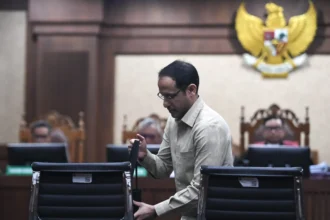 Terdakwa kasus dugaan korupsi pengadaan Chromebook dalam program digitalisasi pendidikan di Kemendikbudristek, Nadiem Anwar Makarim bersiap mengikuti jalannya sidang di Pengadilan Tipikor, Jakarta, Selasa (23/6/2026).