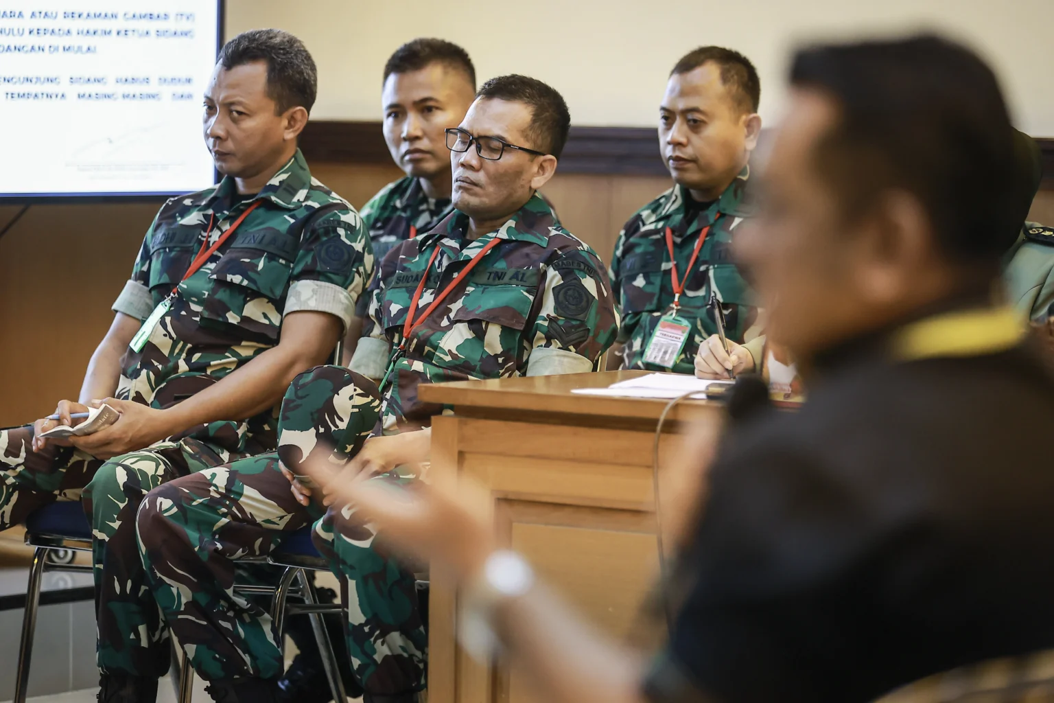 Empat terdakwa kasus penyiraman air keras kepada aktivis KontraS Andrie Yunus, Kapten Nandala Dwi Prasetya (kanan), Lettu Budhi Hariyanto Cahyono (kiri), Lettu Sami Lakka (kedua kiri), dan Serda Edi Sudarko (kedua kanan) menjalani sidang lanjutan di Pengadilan Militer II-08, Jakarta, Selasa (2/6/2026).