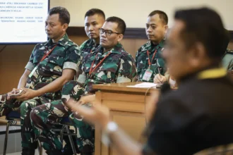 Empat terdakwa kasus penyiraman air keras kepada aktivis KontraS Andrie Yunus, Kapten Nandala Dwi Prasetya (kanan), Lettu Budhi Hariyanto Cahyono (kiri), Lettu Sami Lakka (kedua kiri), dan Serda Edi Sudarko (kedua kanan) menjalani sidang lanjutan di Pengadilan Militer II-08, Jakarta, Selasa (2/6/2026).