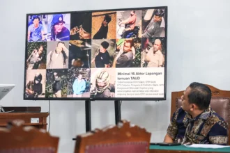 Tim Bidang hukum Polda Metro Jaya melihat layar yang menampilkan bukti dalam sidang lanjutan praperadilan kasus penyiraman air keras kepada aktivis KontraS Andrie Yunus di Pengadilan Negeri Jakarta Selatan, Jakarta, Jumat (22/5/2026).
