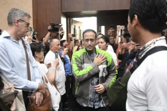Terdakwa kasus dugaan korupsi pengadaan Chromebook dalam program digitalisasi pendidikan di Kemendikbudristek Nadiem Anwar Makarim (tengah) memasuki ruangan saat akan menjalani sidang pledoi (nota pembelaan) di Pengadilan Tipikor, Jakarta, Selasa (2/6/2026).